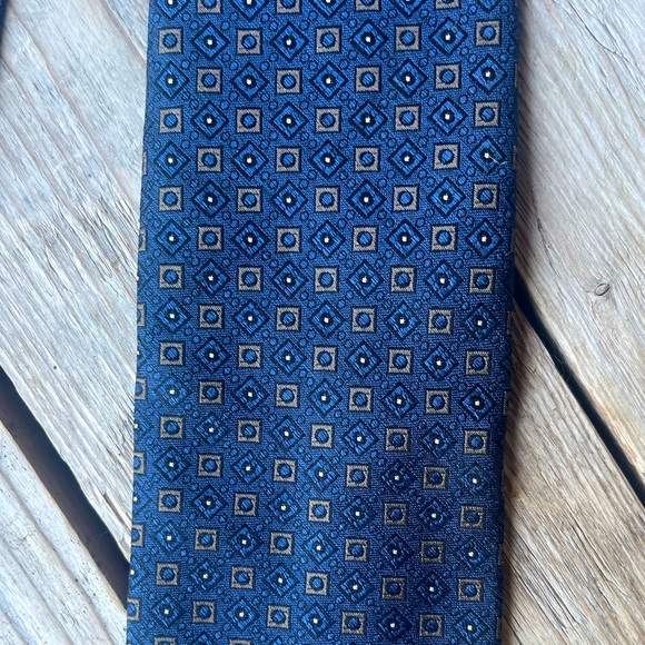 Brooks Brothers Navy & Gold Geometric Silk Tie – Made in USA w/ Italian Fabric - Picture 5 of 13